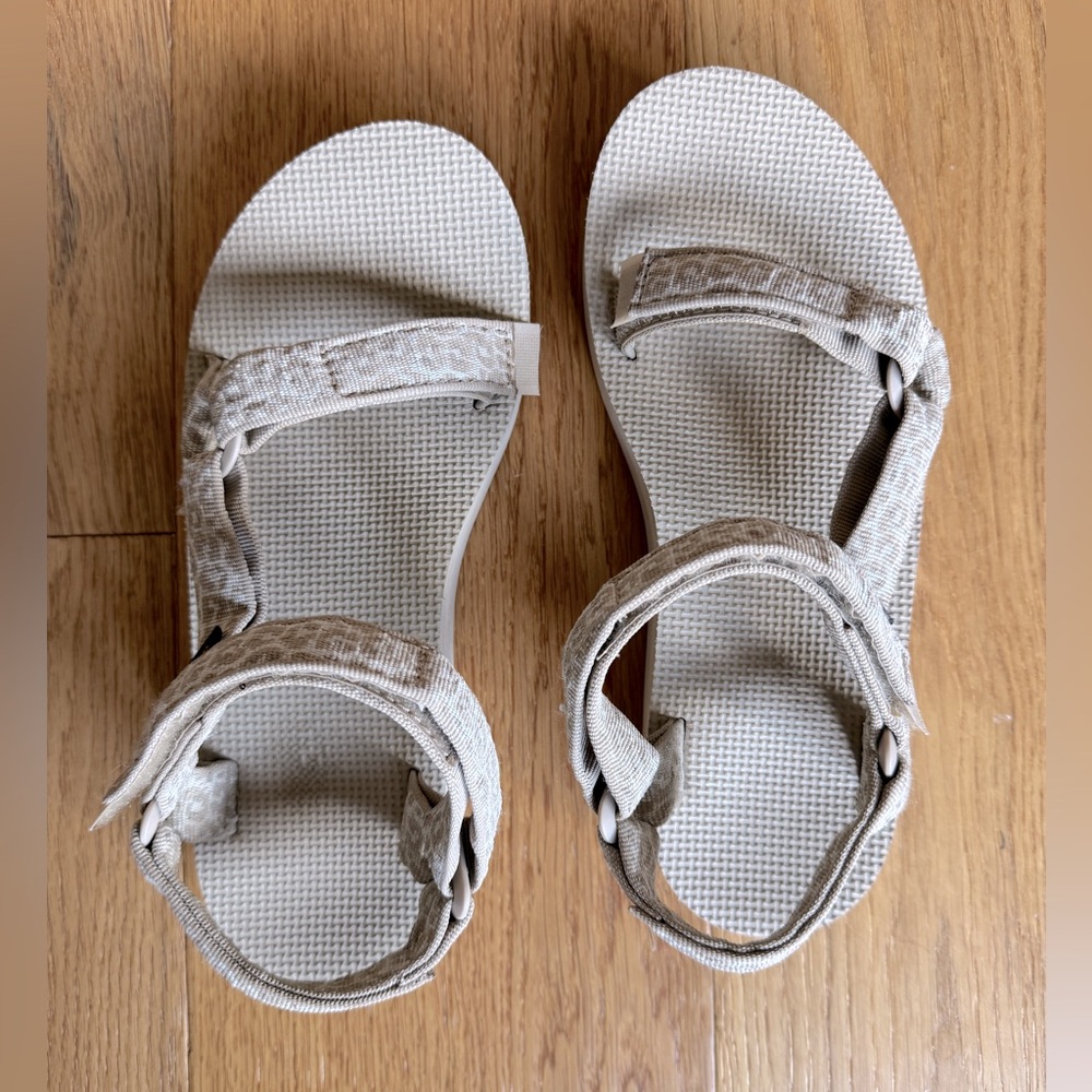 Teva Midform Universal Cheetah Print Size 8